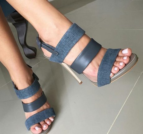 Francesca feet adult model photos