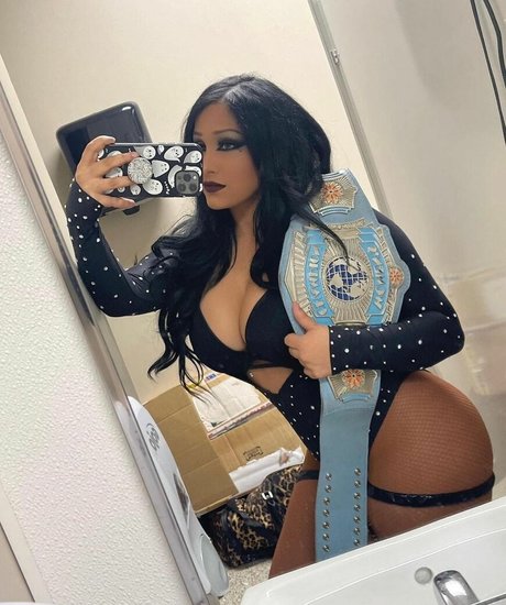 Mandy Leon top profile image