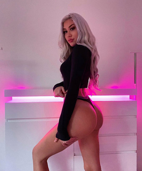 luisakrpp model sexy image