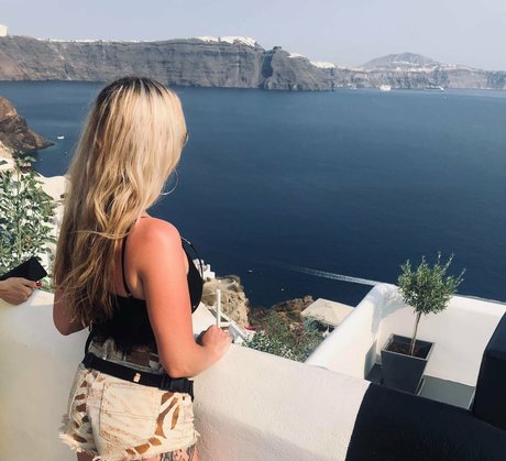 Sandra Gentvainyte art star pics