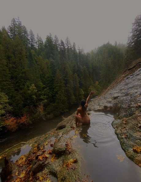 bendybombshell model naked photos