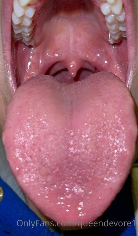 queendevore1 pretty model photo