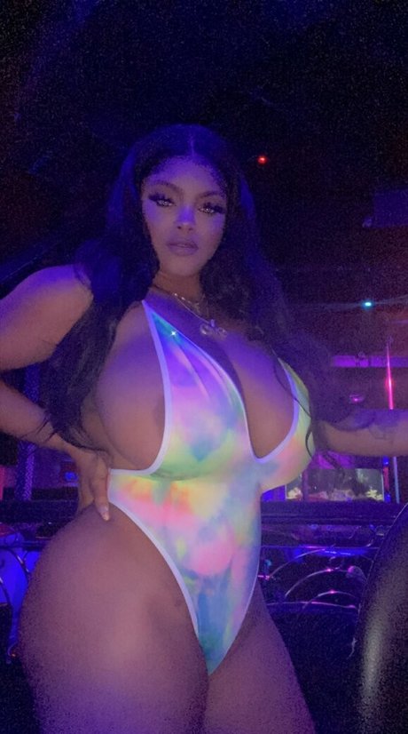 Lavish Styles exclusive model img