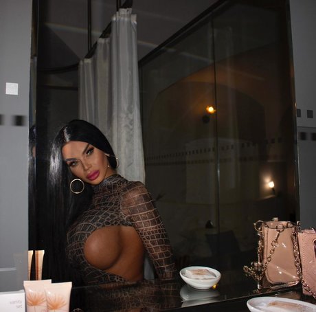 Adriane Linn model free pictures