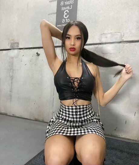 close up onlyfans pornographic image