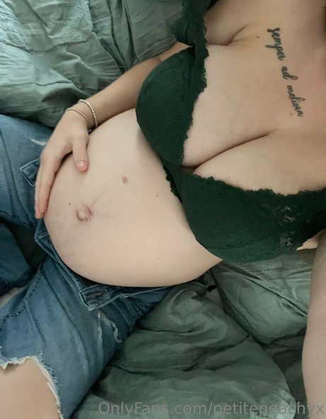 petitepeachyx hot actress pic