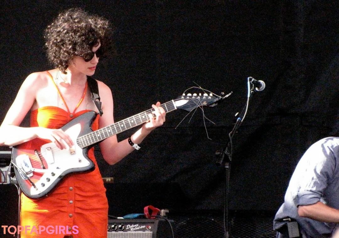 Annie Clark model nice img