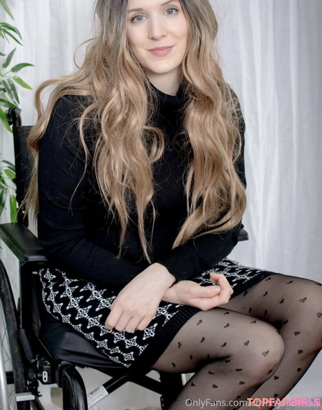 chrissycantwalk top actress photos