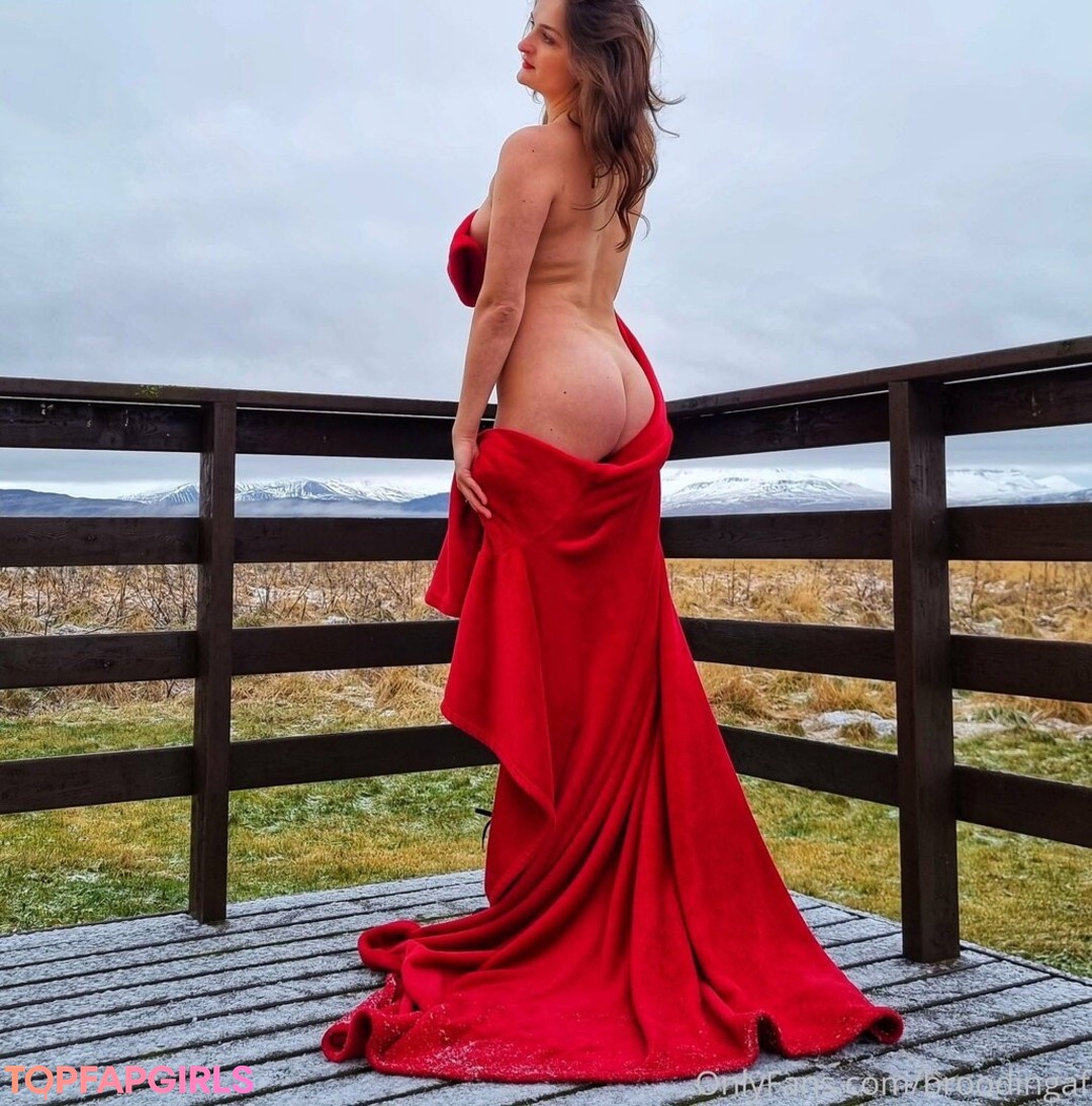 broodingaf nude actress photo