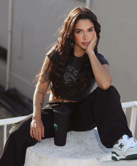 Ana Carolina Studart model art galleries