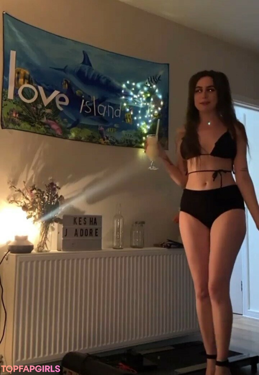 Dodie Clark nude actress photo