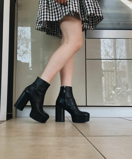 Dodie Clark free model pictures