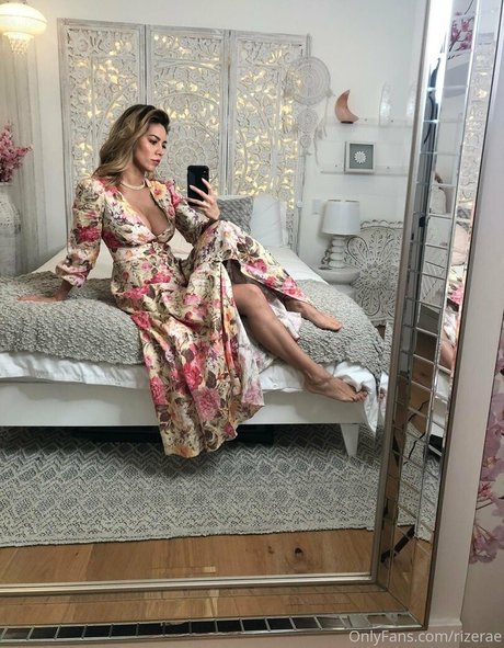 rizerae model art galleries