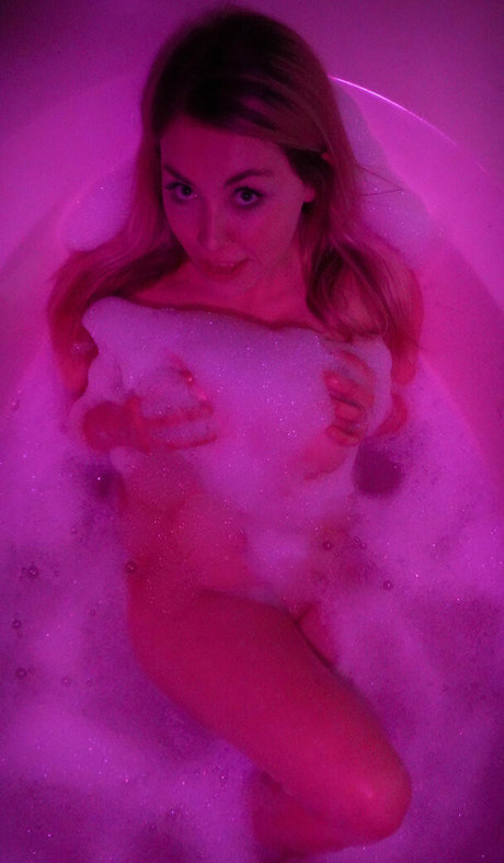 spicyautumn model erotic pic