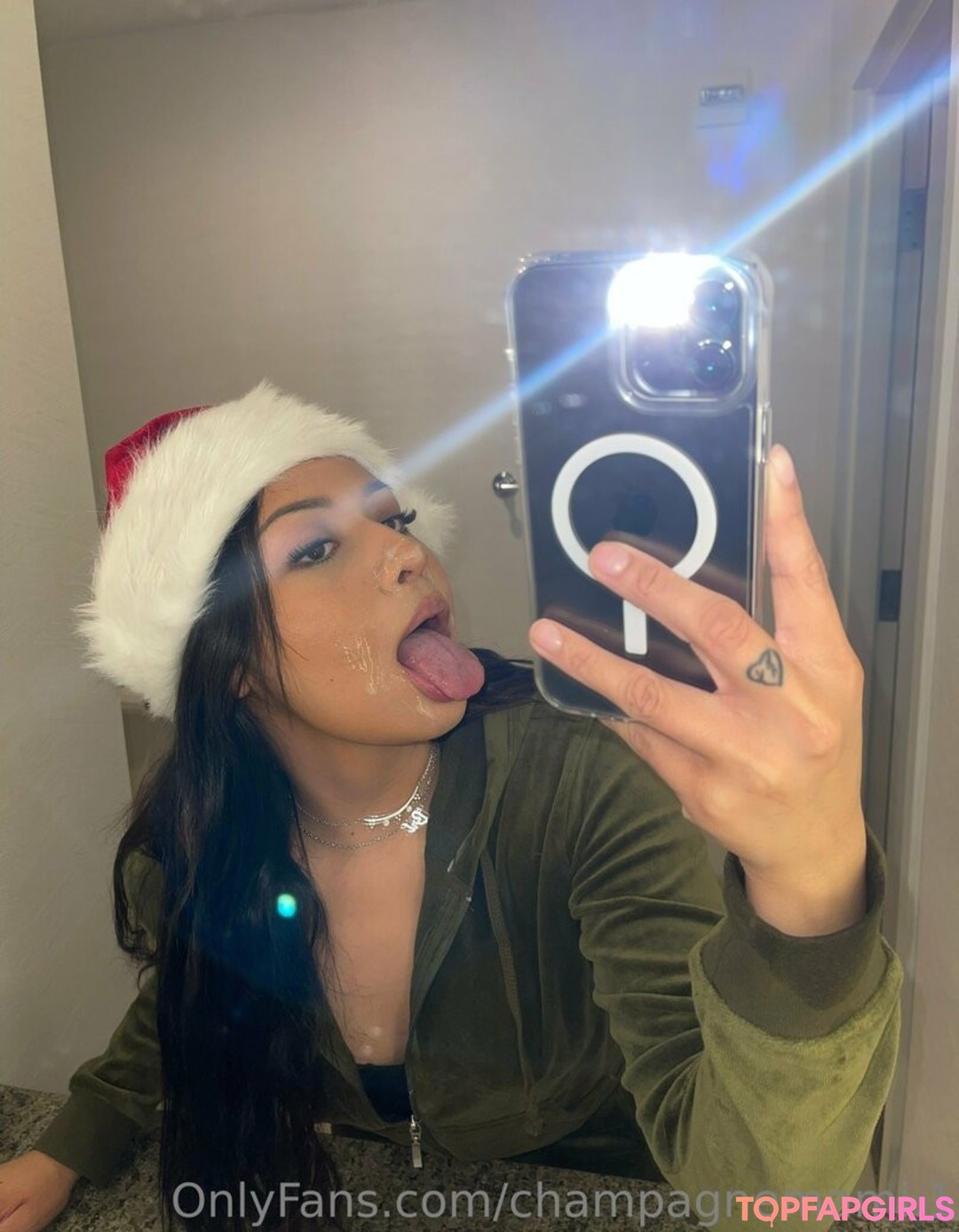 champagnemami 1 star sexy photo