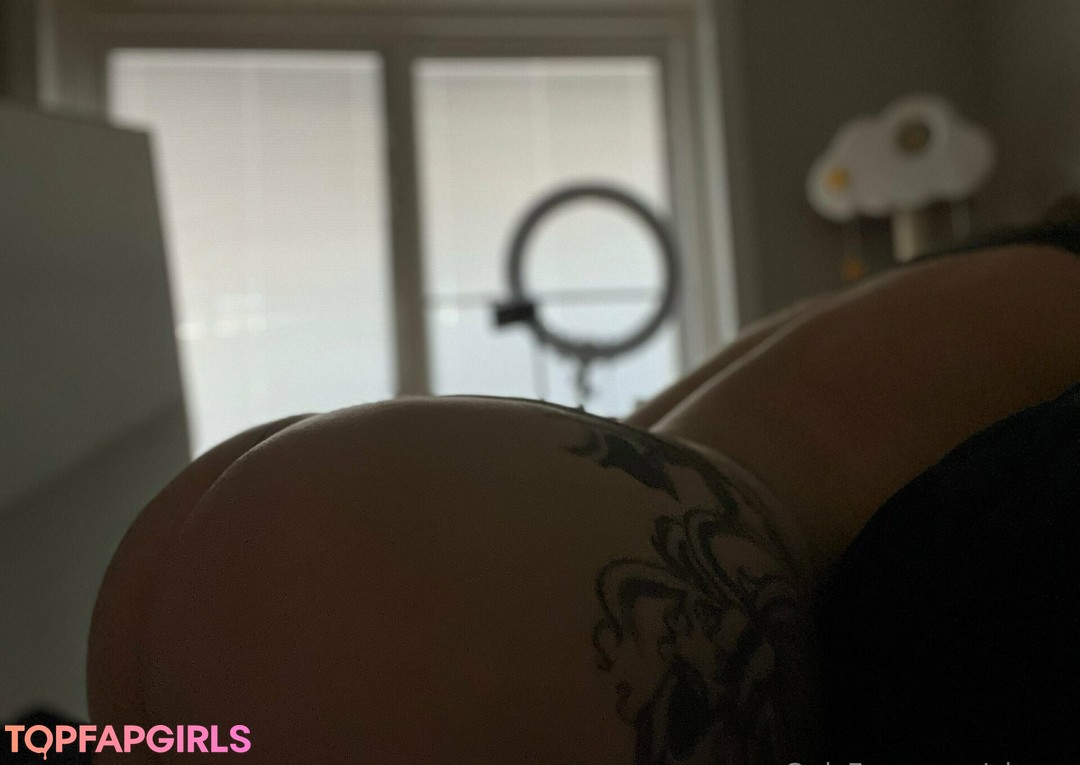 AKrCos naked model photo