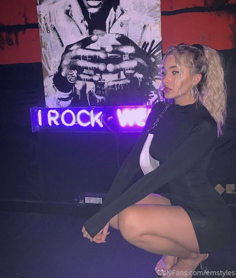 Dressupblondie star high quality picture