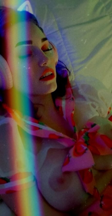 QT Lux actress photo