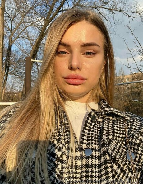 blondyariax model nude picture