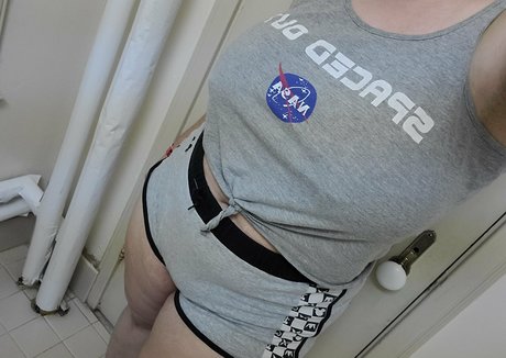 notsafeforcon free actress pic