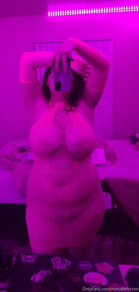 notsafeforcon star free pic