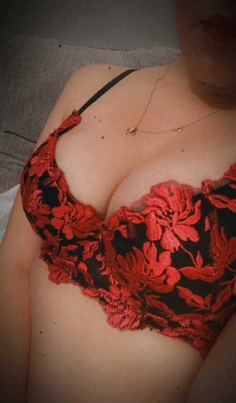 sluttymilfsophia naked model image