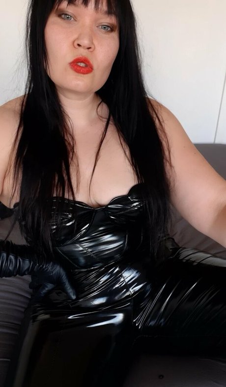 distannce nude actress pic