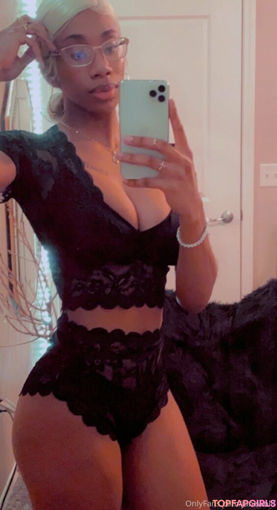 womanflo xxx pornstar image