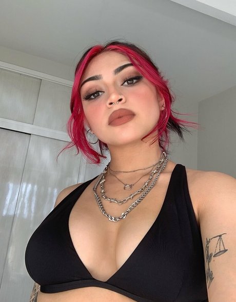 Deathlessley naked pornstar picture