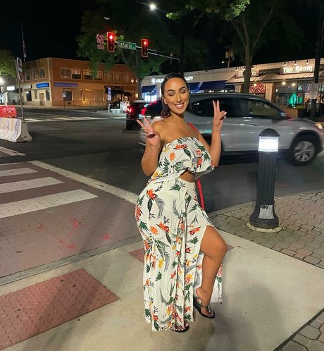 Omaima Benamre model perfect pic