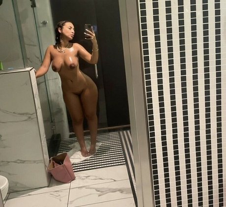 Omaima Benamre perfect star gallery