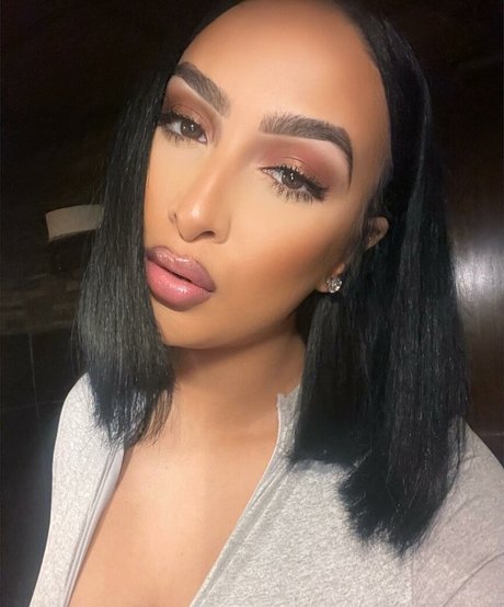 Omaima Benamre model art galleries