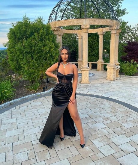 Omaima Benamre star sexy pics