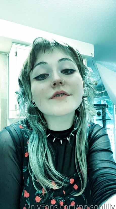 poisonlilly naked model img
