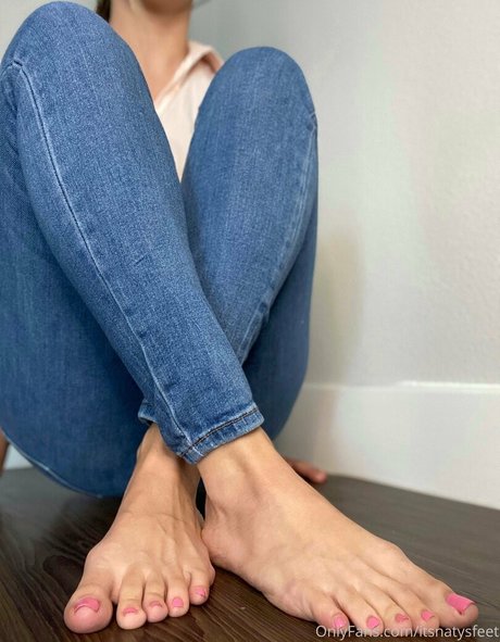 Itsnatysfeet beautiful model picture
