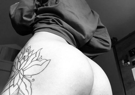 eshea naked model image