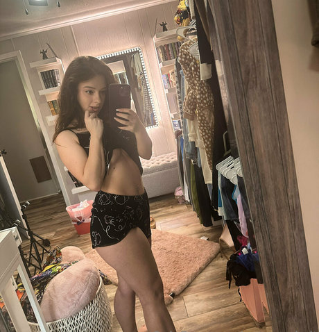 Autumn Summers erotic model photo