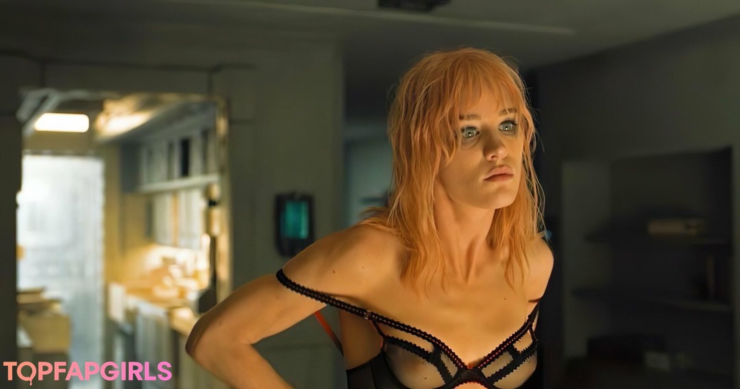 Mackenzie Davis nude pornstar picture