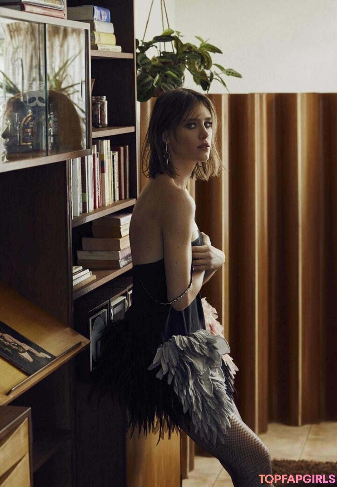 Mackenzie Davis model pretty img