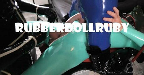 rubberdollruby top profile image