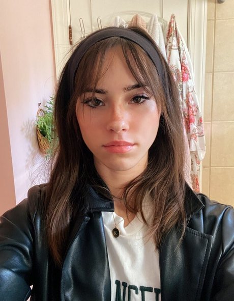 Julia Katelyn Ernst beautiful star image