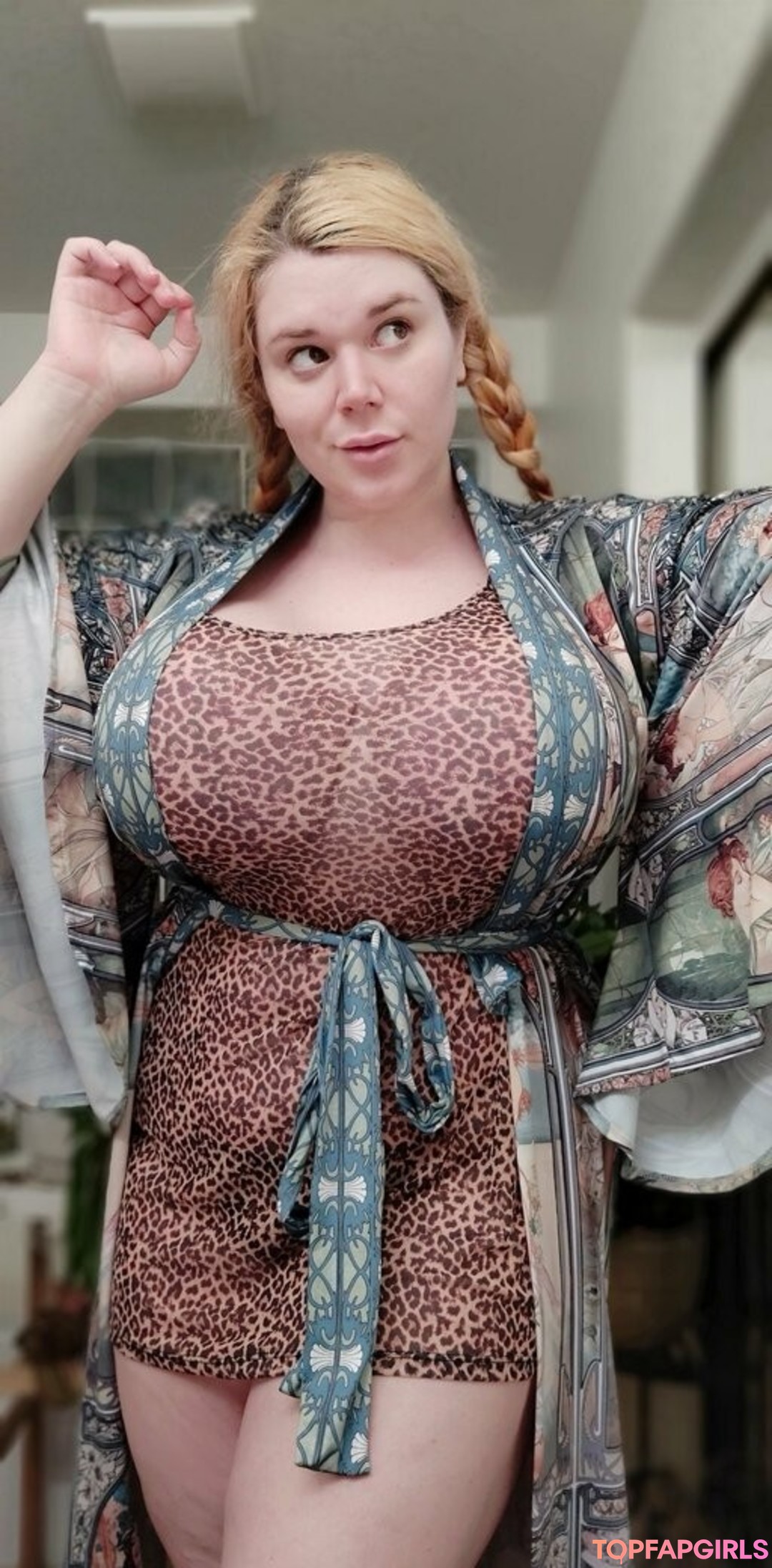 underbust actress img