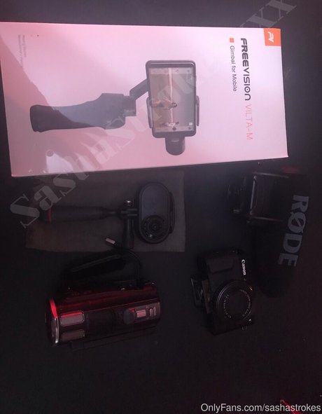 sashastrokes model nude photos