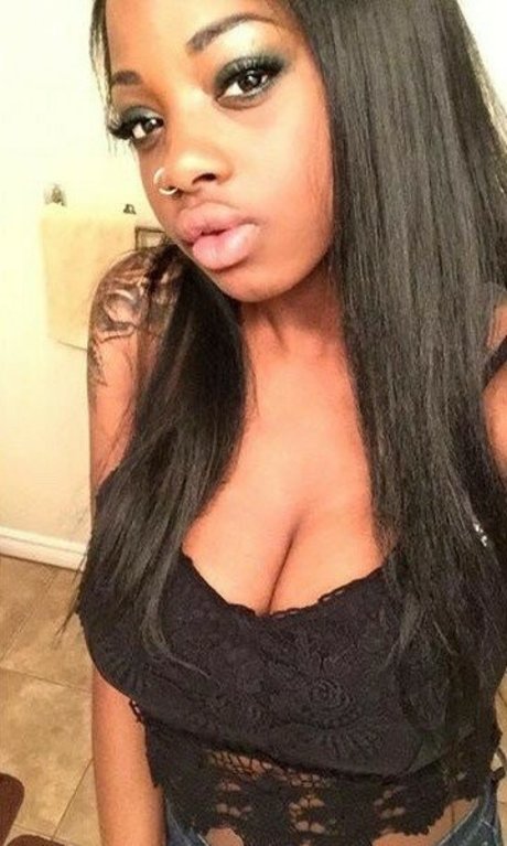 Itstaviaa nude model images