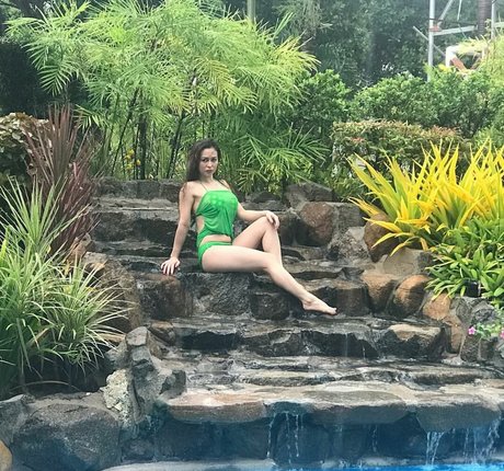 lesbian kissing onlyfans exclusive img