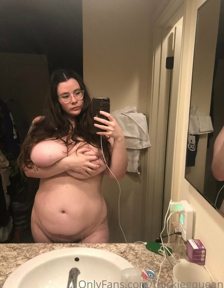 thickiegqueen nudes actress photo