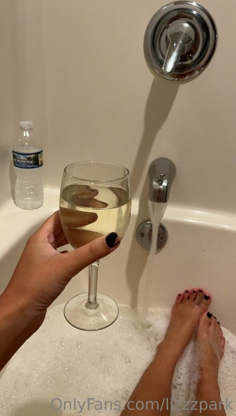 Lizzzpark sexy pornstar pictures