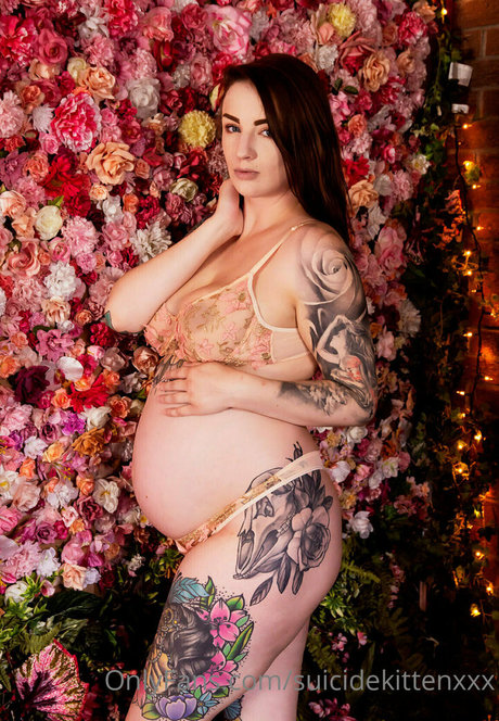 suicidekittenxxx naked pornstar image