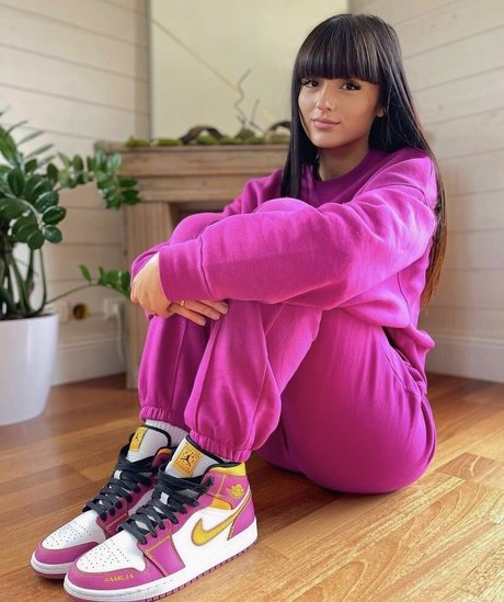 Lenna Vivas hot actress image