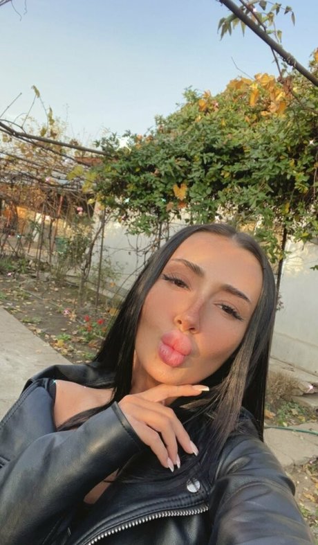 luxeparisfree naked star image